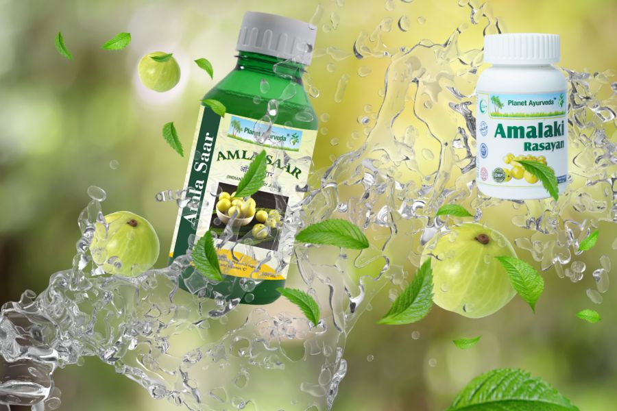 Proizvodi Planet Ayurveda Amla Saar i Amalaki Rasayan sa amla plodovima, lišćem i prskanjem vode, simbol prirodnog vitamina C i prednosti antioksidativne podrške.