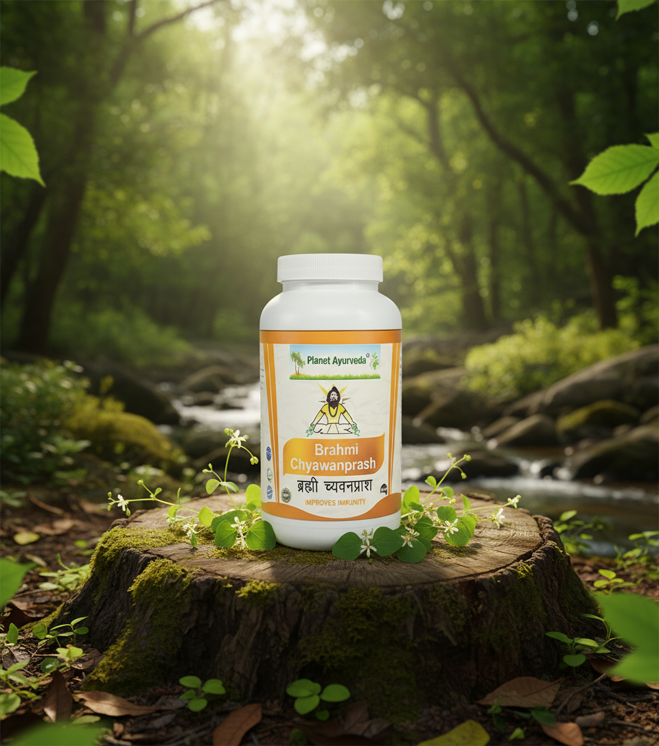 alt="Bočica ajurvedskog dodatka Brahmi Chyawanprash za imunitet od Planet Ayurveda, postavljena na mahovinom prekriven panj u prirodnom i sunčanom šumskom okruženju."